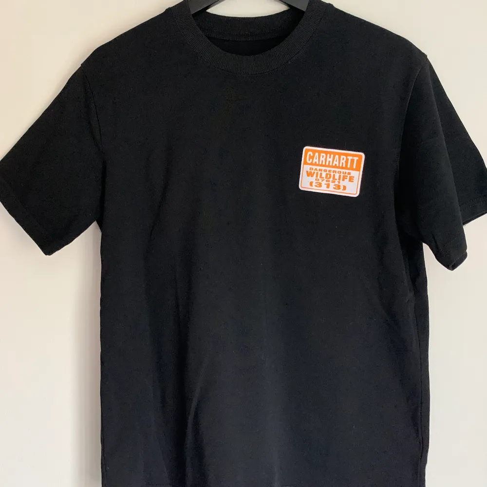 Säljer min svarta carhartt t-shirt då den inte kommer till användning. Använt den 2 gånger och är därför i väldigt fint skick (som ny).. T-shirts.