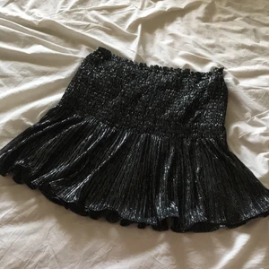 Zara kjol - Så fin kjol ifrån zara i storlek m men med tanke på att den har resår så passar den även mindre och även större storlekar💕 använd endast en gång och har inga skav. Orginalpris: 399. öka med minst 10kr per budning❤️ köp direkt för 250kr💕