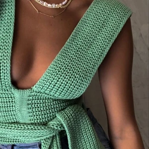 Stickad grön topp - Supernice stickad topp! Storlek S men passar både XS-M eftersom man knyter den själv och på så vis kan justera passformen! Nyskick då den aldrig är använd! 