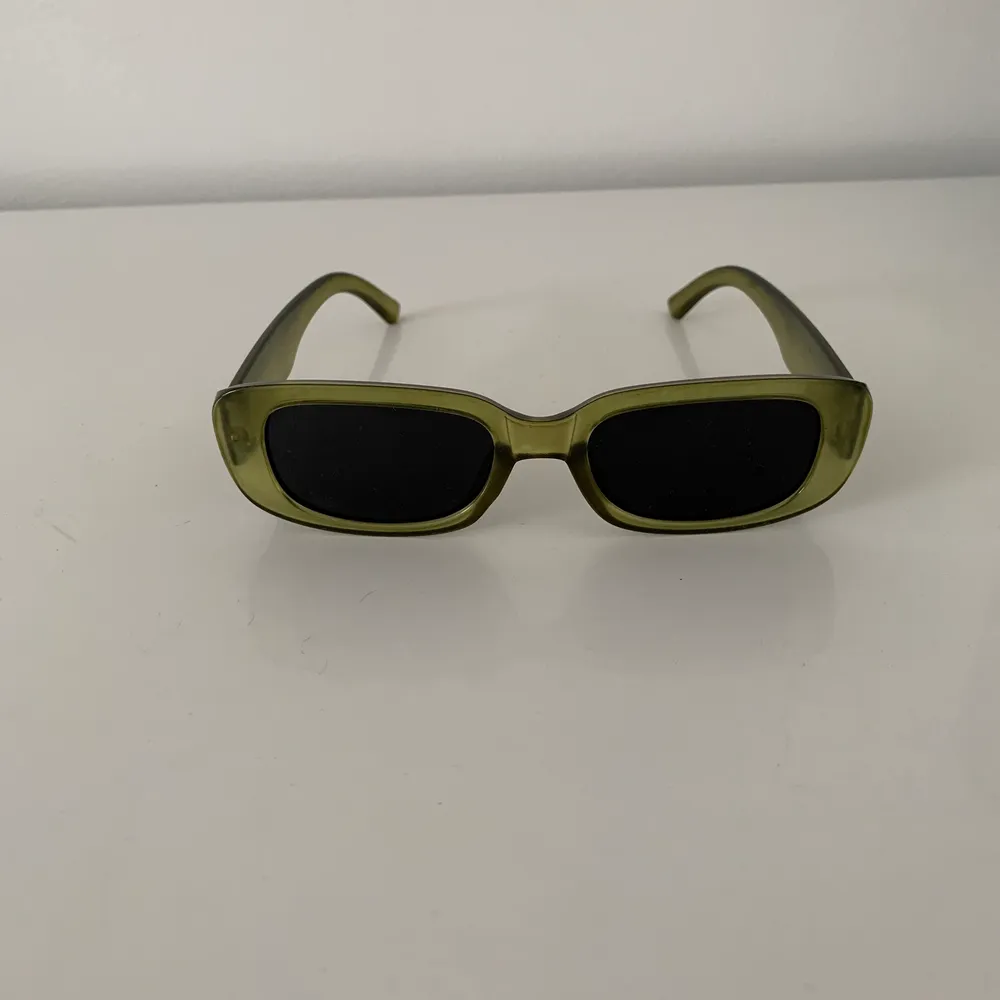 Hej! Säljer dessa super fina solglasögon i den trendiga raka modellen, super bra skick! ❤️. Accessoarer.