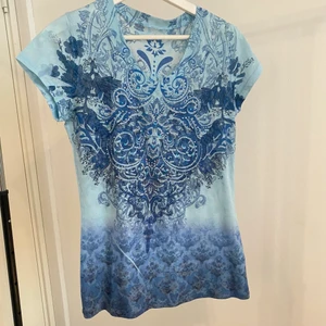 Rhinestone blus / topp / tshirt - Blå tröja / topp / bluss med rhinestone detaljering super duper cute :333 den är lite see through också men väldigt lite 