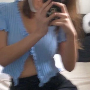 Blå button up T-shirt / cardigan  - Bra skick, använt den 2 gånger.