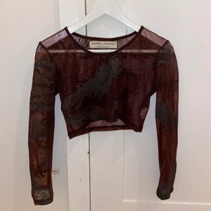 Munthe + Simonsen - En oooootrooooligt fin crop top i mesh från Munthe plus Simonsen i äkta Y2K-anda. Dör för den men använder den aldrig 😩 Nån annan får säkert bättre användning för den 🖤 Frakt tillkommer, 63kr spårbart 🖤