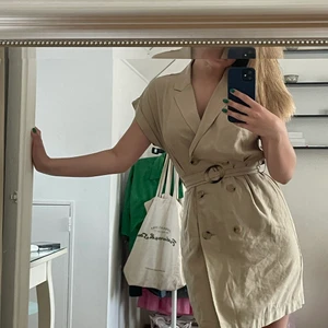 Beige klänning  - Beige klänning med skärp i midjan och knappar. Klänningen är från Mango i storleken s. Super fin men säljer då det inte riktigt är min stil längre. 🌸