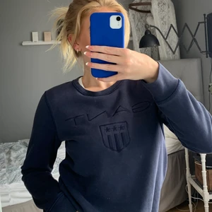 Gant sweatshirt - Sweatshirt från Gant i Stl XS. Använd men fortfarande i fint skick och väldigt skön! Fraktkostnad tillkommer!!