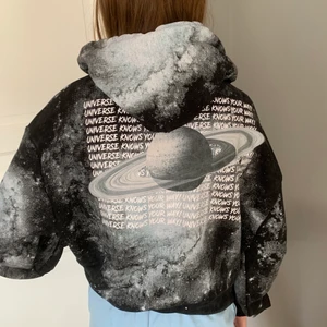 Svart hoodie  - Oversized hoodie från Lisa Anckarman x Ribeckas kollektion med Madlady. Den är i fint skick då den endast är använd ett fåtal gånger. Köparen står för frakt 💞💞 