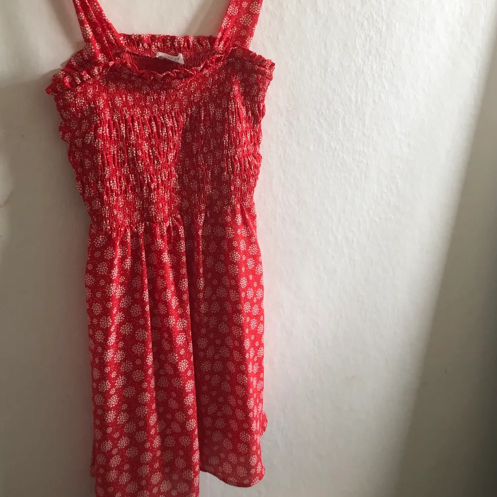 Röd sommar klänning, bra i passformen och knappt använd :)🤗🤗🤗köparen står för frakt. Klänningar.