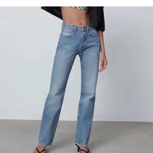 Slutsålda zara jeans - Säljer nu dessa slutsålda zara jeans, OBS samma modell och färg som på bilden fast jag säljer en storlek mindre! Storlek 34