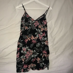 Klänning från h&m - Jättefin, figurnära, mönstrad klänning som sitter perfekt runt midjan. Storlek 36, väldigt fint skick och perfekt till sommaren💖