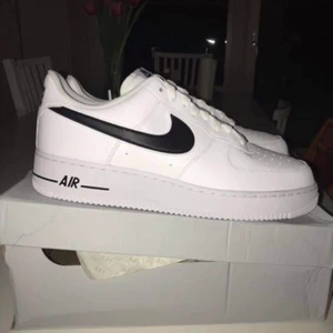 Nike Air Force 1 - Säljer mina helt nya air force 1 som är köpta från jd sport säljer dom då dom va lite för stora och jag hann inte skicka tillbaka dom. PRIS GÅR ATT DISKUTERA! Storlek 42 