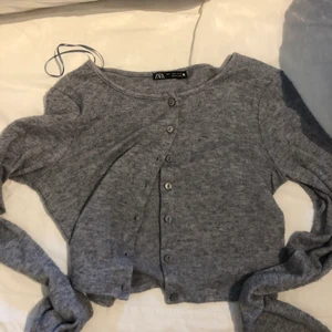 Tröja från zara - Stickad från zara i storlek S med knappar i mitten 