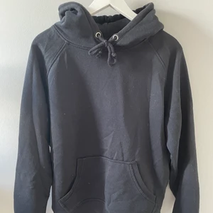 Svart hoodie från BikBok - Skön hoodie från BikBok i stl. S