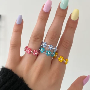 Flower rings - Superfina ringar! Alla smycken är handgjorda🤍 Vid köp får du en bild på hur du räknar ut din ringstorlek så att ringarna passar just dig! 😊