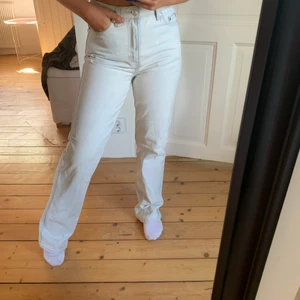 Ljusa jeans  - Säljer dessa fina jeans från weekday som jag bara användt ungefär 3 gånger. Dom är köpta från Zalando för en månad sen!💞