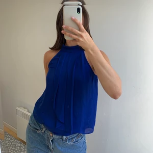 Jätte fin topp  - En av mina favvo toppar säljer jag nu då den tyvärr inte kommer till användning, perfekt till fest. Den har volanger och krage som man knäpper där bak i nacken, skriv vid intresse eller fler bilder💕💕