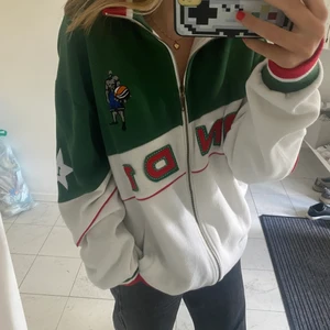 college jacka  - As cool jacka liknande collegejacka i mysigt material! Skriv vid funderingar & frågor, köparen står för frakt! Nypris: 600kr                                         Bud just nu: 220kr