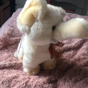 Gosedjur elefant  - Säljer detta gosedjur som jag en gång vann på tivoli och minns hur jag kämpade för att få den, nu har den blivit bortglömd och det är dags att den får ett nytt hem. Hör av dig vid intresse,den är 125cm på höjd ❤️