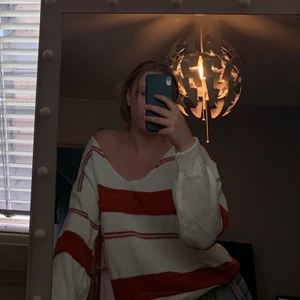 Mysig stickad tröja - Vit & orange mysig och varm stickad tröja i strl S