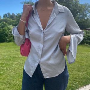 Silvrig blus - Superfin silvrig blus som passar till det mesta! Det står XS i tröjan men skulle säga att den är närmare M beroende på hur man vill att den sitter :)
