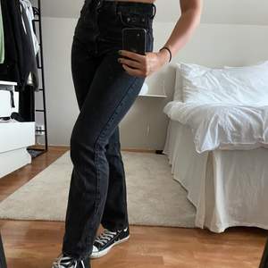 Säljer mina weekday jeans i row, i en ”urtvättat” svart ( köpta så). Köparen står för frakten 🖤✨