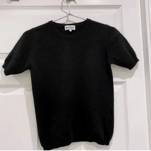 Soft got t shirt - Säljer min soft goat t-shirt i 100% kashmire💖(lånade bilder) jätte bra skick, bud från 300 eller köp direkt för 600❤️