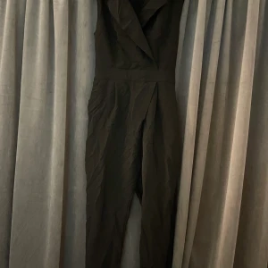 Byxdress från Nakd  - Byxdress från nakd, använd 1 gång endast! Som helt ny! 