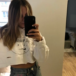 Weekday hoodie  - Från början endast med tryck på men klippt i själv!ganska välanvänd så säljer för 90kr, från början 600kr!