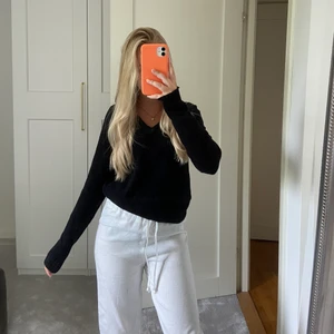 Svart v-ringad tröja  - Svart v-ringad tröja från vila🤍 Knappast använd därav säljer jag den, köparen står för frakt