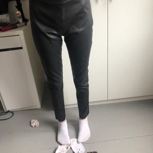 Läderbyxor - Byxorna är i väldigt gott skick och nästan aldrig använd. Det är min lillasyster som har på sig byxorna. Säljer de då de inte kommer till användning mer. Köparen står för frakt men kan samfrakta 💕