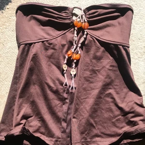  Trendig Tröja/topp - En y2k topp perfekt nu till sommaren! Den har nästan som ”baddräkts/bikini” material men pärlor som hänger (man kan knyta dem runt halsen om man vill)✨✨ Skriv om intresserad, köparen står för frakt kan annars mötas upp i Stockholm😘❤️