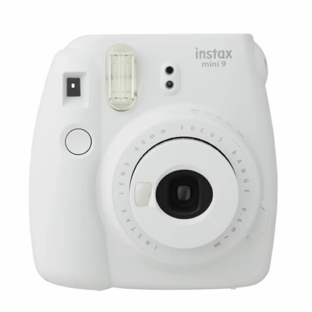 Oanvänd INSTAX polaroid kamera modell Mini 9 vit. Fick kameran i present och har inte använt! Medkommer inpacketerade batterier och linsskydd. Samt även ett band runt armen. Ordinarie pris är 928,54kr på amazon✨ Bilderna skrivs ut direkt och framkallas under några minuter:). Övrigt.