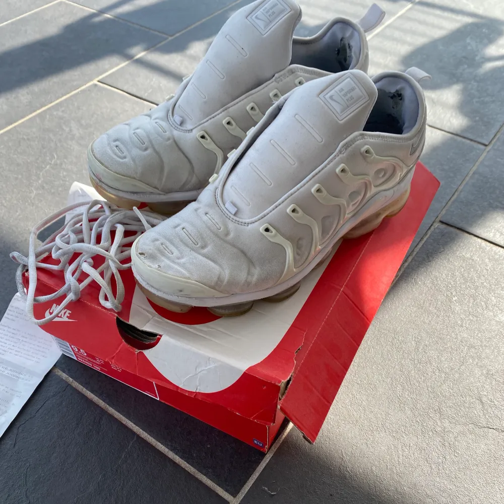 Nike vapormax plus  Strl 43  Kvitto finns  Begagnad skick därav priset   Fraktar med postnord i hela Sverige! Fraktar även med spårbart så du kan följa försändelsen.  Mvh Filip . Skor.