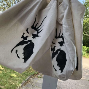 Miljövänliga tygkassar med innerficka!  - Vi är 2 tjejer som har ett RS företag som sommarjobb, vi har precis börjat tillverka våra kassar! 99kr styck, 10% går till WWF, kassarna har en innerficka! Och går bra att tvätta på 40 grader helst ut och in :) Följ gärna våran ig! chapbag 