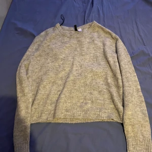 Tröja - Skön stickad tröja som inte sticks. Köptes från hm och Max använd 3 gånger. Det är storlek L men kan även användas om man bör S eller M. Oversized. 