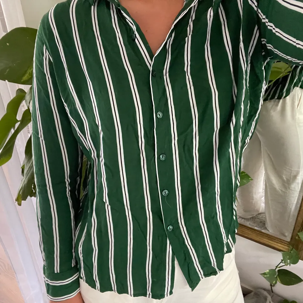En grön randig Skjorta från Gina Tricot. Storlek: 40. Skjortor.