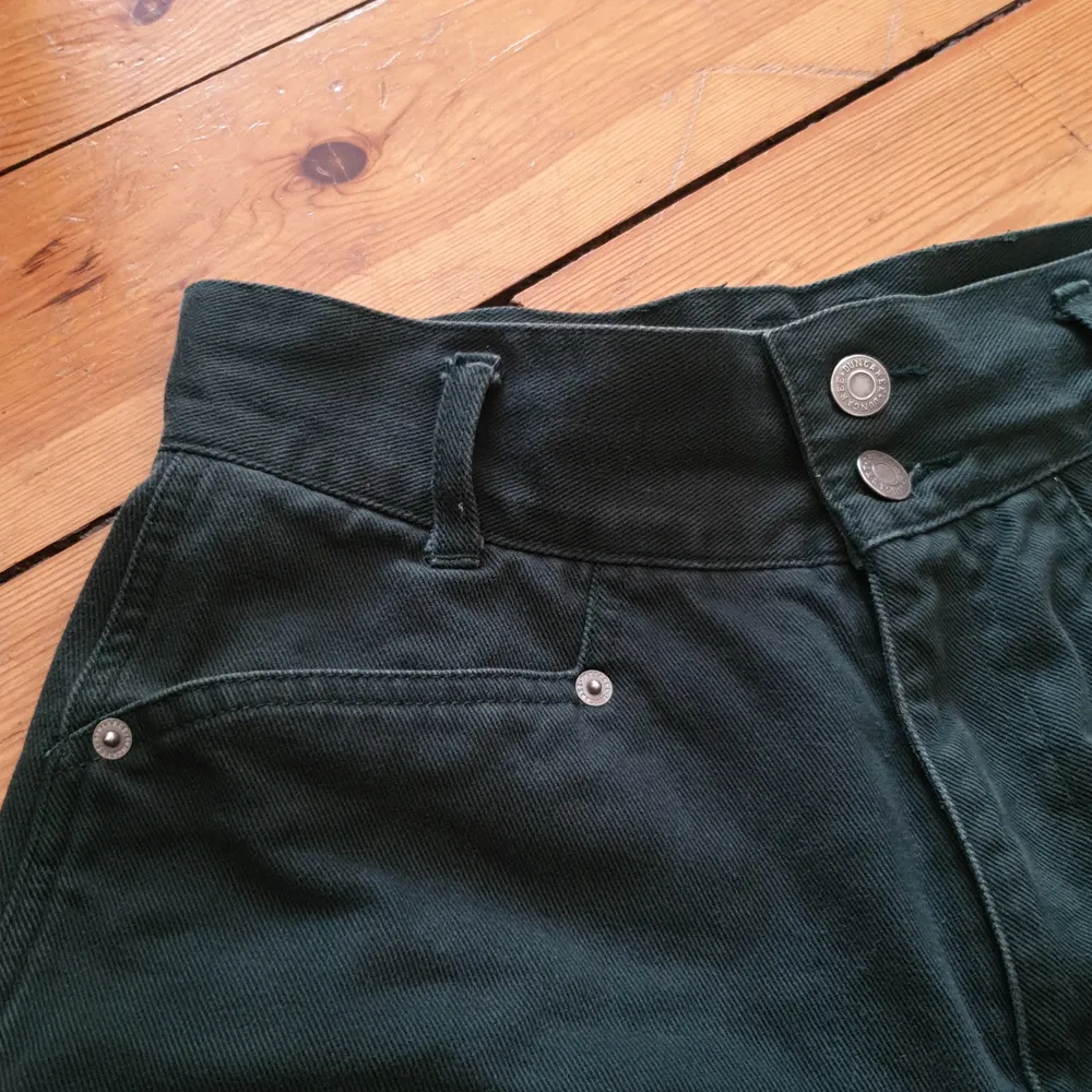 så fina jeansshorts med hög å markerad midja! i en mörkgrön färg.. fint skick!. Shorts.