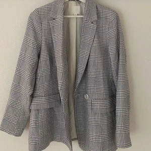 Rutig kavaj H&M  - Superfin blå-vitrutig kavaj i storlek 38! Från H&M. I nyskick!! Möts upp i Stockholm annars står köpare för frakten🌷