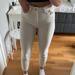 Beiga mom jeans från Only - Köparen står för frakten (som tillkommer) och betalning sker via swish. Skriv för fler bilder samt frågor. Jag är 168 cm lång.