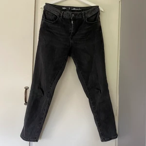 Svarta jeans - Svarta mom jeans från Bik bok. 