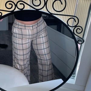 rutiga vida byxor  - nu säljer jag ett par supersnygga rutiga, vida byxor. Supersköna och perfekt längd för mig som är ca 175cm. Köpta på Lindex för något år sedan💜 KAN MÖTAS UPP I VÄSTERÅS ANNARS STÅR KÖPAREN FÖR FRAKTEN‼️