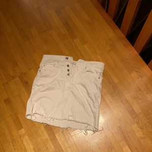 Jeans kjol - Vit jeans kjol i stl 34 från Gina Tricot