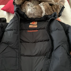 Parajumper long bear S  - Säljer min parajumper  använd 1 GÅNG, så den är som heeeelt ny, röker inte och har inga husdjur☺️ med päls inuti luvan ( jackan är köpt på johnells) bilderna är tagna nu, så ni ser ju skicket 