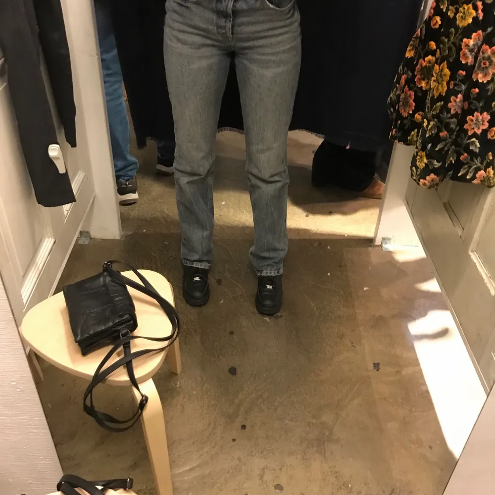Mid/low rise raka jeans (full length) ifrån zara i den perfekta blåa färgen. Storlek 36 och passar mig som är 173 cm (hade eventuellt även passat någon längre). Även monterat till en extra knapp som man kan se på sista bilden. Säljer endast för bra bud då jag är lite osäker om jag vill bli av med dem än :) Frakt betalas av köparen 😁 . Jeans & Byxor.