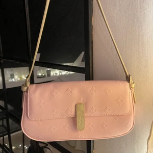 Björn Borg väska - Säljer denn fina Väsk från Björn Borg som jag köpte på secondhand men kom tyvärr aldrig till användning. Tyvärr jag den smuts på sig som jag fick när jag köpte den men det finns bara på insidan som tur är! Frakten står köparen för