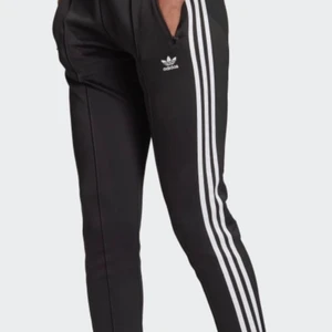 Adidas träningsbyxor (dam) - Jag har inte använt byxorna  och köpte de för 549kr! Vill sälja de eftersom jag inte har någon användning av de. :)