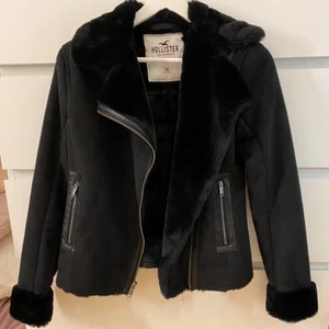 Hollister jacka - Jacka i bra skick, säljer på grund av att den blivit för liten