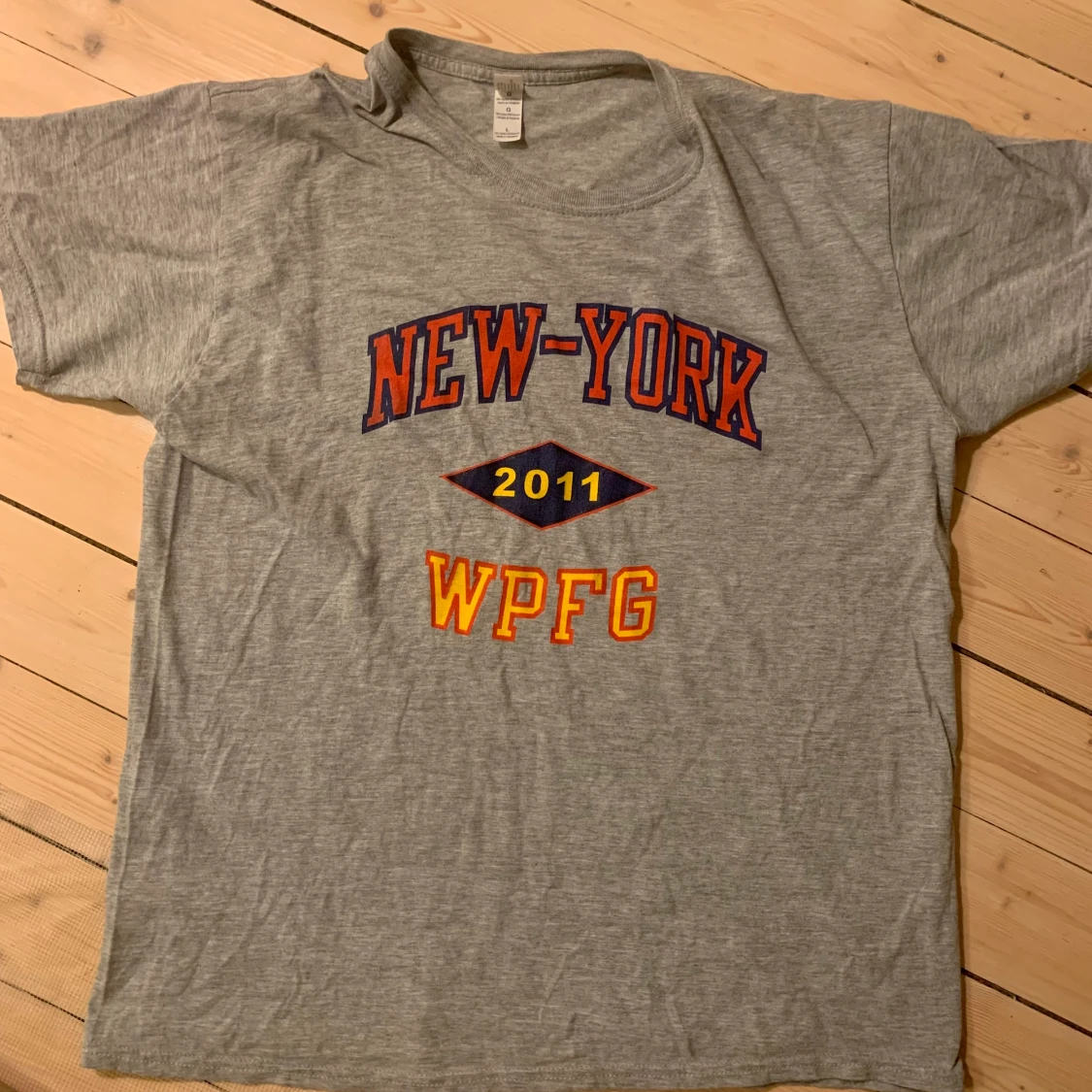 Grå t shirt med tryck