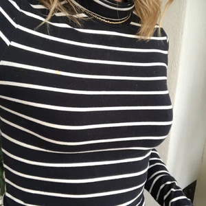 randig polo - klassisk randig polotröja i bomull, superskön och trendig! passar till allt. mörkt marinblå och vit.