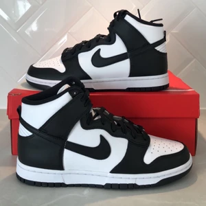 NIKE DUNK HIGH PANDA 🐼 - NIKE DUNK HIGH PANDA 🐼  Storlek:  42 (US 8.5)  Helt ny med box och tags från Nike!  REA: 1399kr!!! (Pris: 1799kr)  Skriv ett DM vid intresse eller för ytterligare frågor! 🤝