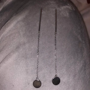 Silver örhängen från glitter  - Nya örhängen som har legat i smyckes skrinet, nyskick. Köpte dessa på Glitter för ett tag sen. Pris och frakt kan diskuteras i dm! 